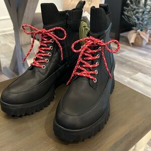 Nurture Whitney Water Resist black Leather Lace-Up Lug Sole Platform Boots NWOB